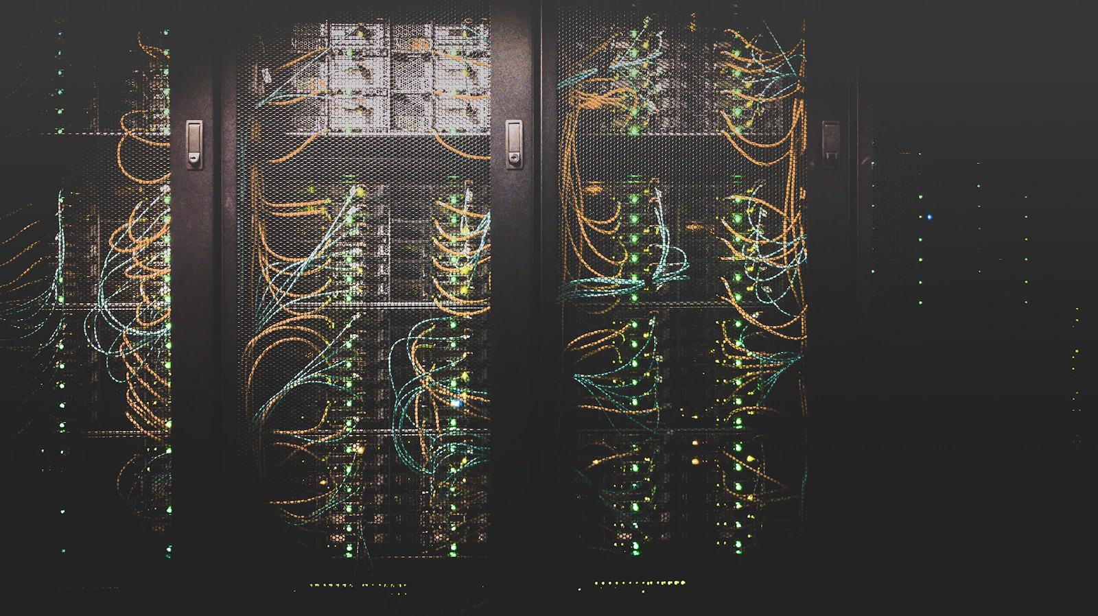 Corredor de um data center com fileiras de servidores iluminados