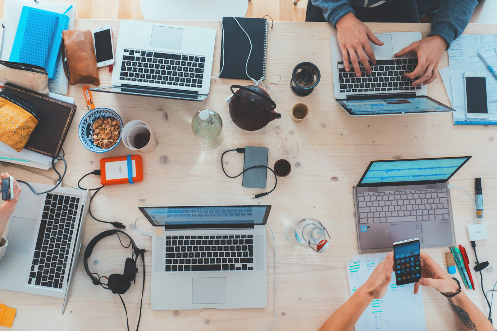 Equipe de tecnologia trabalhando em torno de telas com painéis